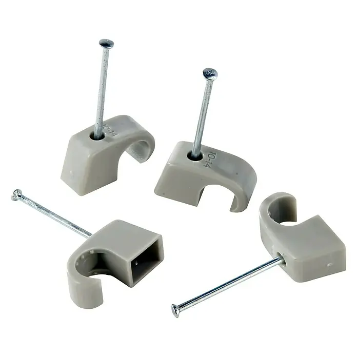 BAUHAUS Nagelschelle - 10 mm - 14 mm, 40 mm, 150 Stk., Grau - Nahaufnahme von vier grauen Kabelklemmen mit Nägeln auf schwarzem Hintergrund.