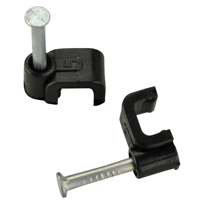 BAUHAUS Nagelschelle - 5 mm, Länge Nagel: 15 mm, 25 Stk., Schwarz - Nahaufnahme von schwarzen Kabelklemmen mit Nägeln zur Kabelbefestigung, ideal für Elektroinstallationen und Heimwerkerprojekte.