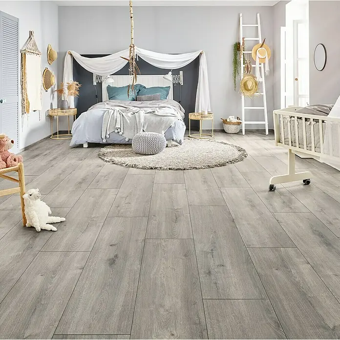 LOGOCLIC Vinto Laminat - Eiche Calais, Landhausdiele, 1.288 x 330 x 8 mm - Einladendes Schlafzimmer mit hellgrauem Laminatboden, der eine ruhige und moderne Atmosphäre schafft. Das helle Holz ergänzt das sanfte Farbschema des Raumes.