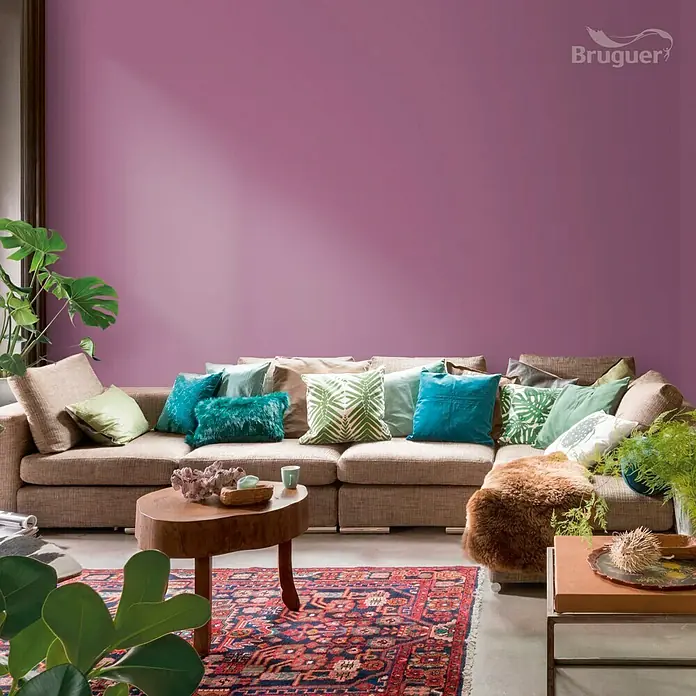Bruguer Colores del Mundo Tester de pintura - Japón violeta natural, Mate, 30 ml - Salón con pared pintada de color ciruela por Bruguer, creando un ambiente cálido y acogedor.\n