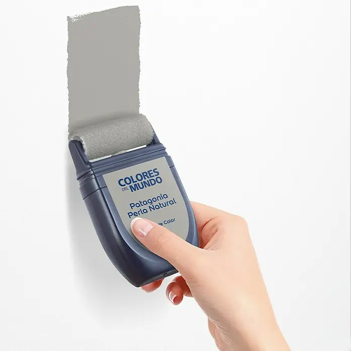 Bruguer Colores del Mundo Tester de pintura - Patagonia perla natural, Mate, 30 ml - Pintura de pared "Patagonia Perla Natural" de Colores del Mundo. Un práctico rodillo muestra el color aplicado en una pared blanca.