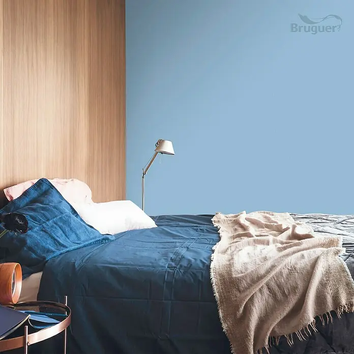 Bruguer Colores del Mundo Tester de pintura - Mediterráneo azul natural, Mate, 30 ml - Diseño de dormitorio con un tono azul calmante de Bruguer, creando un ambiente relajado y un ambiente elegante en el espacio.