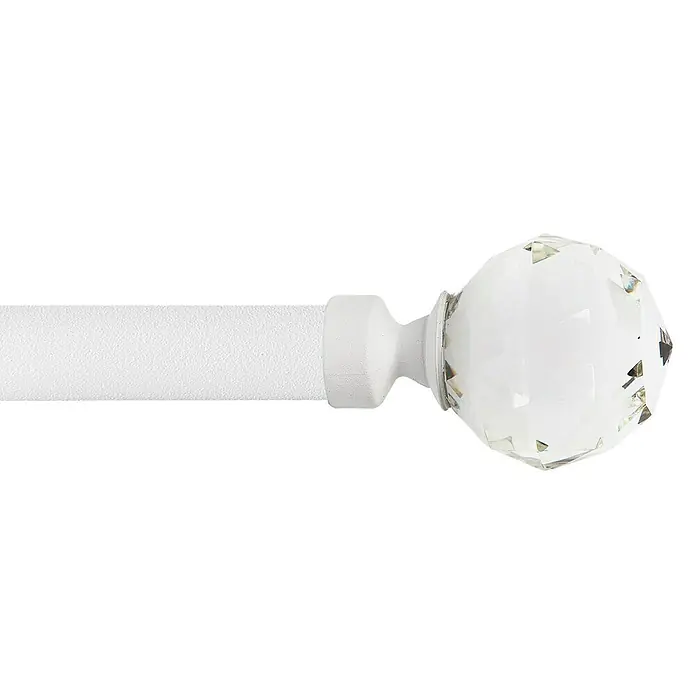 Tapa final Diamante - Blanco, 1 ud. - Primer plano de una barra de cortina blanca con un terminal decorativo de bola de cristal facetada.