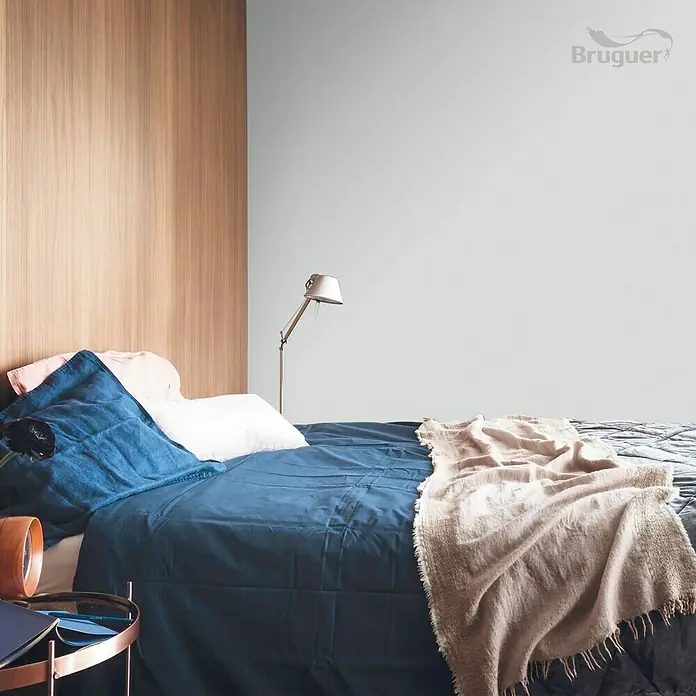 Bruguer Colores del Mundo Tester de pintura - Patagonia matiz de perla, Mate, 30 ml - Elegante dormitorio con tonos suaves y una pared de acento. El tono de pintura Bruguer crea un ambiente relajante.