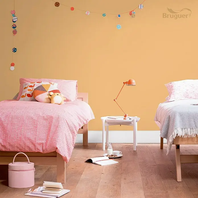 Bruguer Ultra Resist Tester de pintura - Amarillo imperial, Mate, 30 ml - Habitación infantil con dos camas y pared amarilla. El esquema de pintura Bruguer crea un ambiente acogedor.