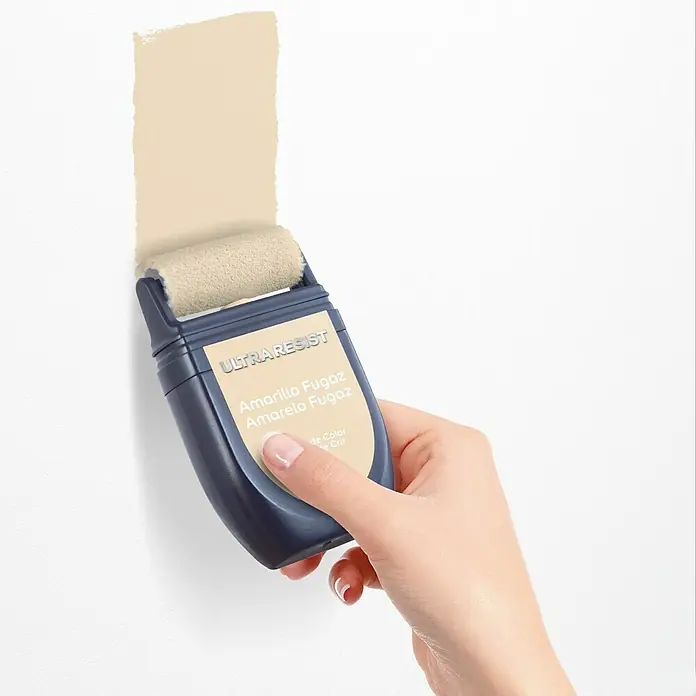 Bruguer Ultra Resist Tester de pintura - Amarillo fugaz, Mate, 30 ml - Rodillo de pintura Ultra Resist "Amarillo Fugaz" aplicando una muestra de color amarillo en una pared blanca.