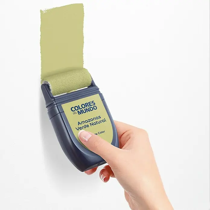 Bruguer Colores del Mundo Tester de pintura - Amazonas verde natural, Mate, 30 ml - Rodillo de brocha COLORES DEL MUNDO en Amazzonas Verde Natural aplicándose sobre una pared blanca.