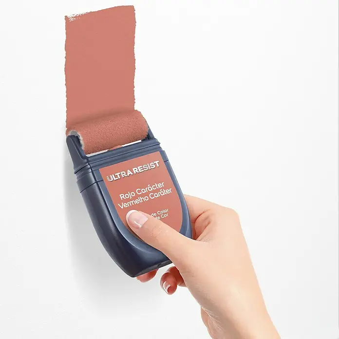 Bruguer Ultra Resist Tester de pintura - Rojo carácter, Mate, 30 ml - Primer plano de una muestra de pintura Ultra Resist "Rojo Carácter/Vermelho Caráter" con rodillo sobre una pared blanca, centrado en la facilidad de uso.