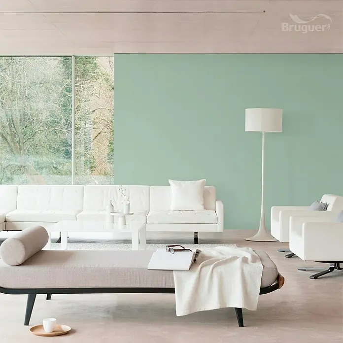 Bruguer Ultra Resist Tester de pintura - Verde envejecido, Mate, 30 ml - Un salón moderno con sofá, sillones, lámpara de pie y paredes verde menta, pintadas con pintura Bruguer para un ambiente elegante.
