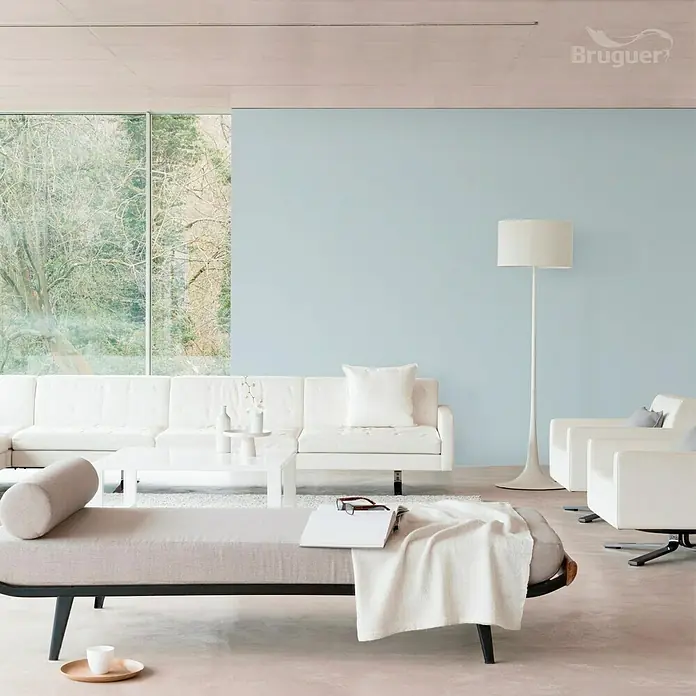 Bruguer Ultra Resist Tester de pintura - Azul relajado, Mate, 30 ml - Interior de una sala de estar luminosa con un sofá blanco, sillones y una tumbona, creando un ambiente moderno y relajante.
