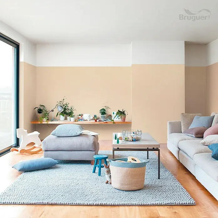 Bruguer Ultra Resist Tester de pintura - Amarillo fugaz, Mate, 30 ml - Un salón luminoso y acogedor muestra decoración con cómodos asientos y una alfombra neutra.