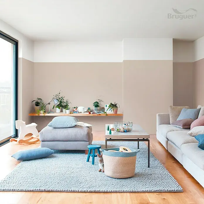 Bruguer Ultra Resist Tester de pintura - Marrón cremoso, Mate, 30 ml - Habitación infantil con alfombra azul claro, sofá gris y mesa de madera con juguetes y plantas.