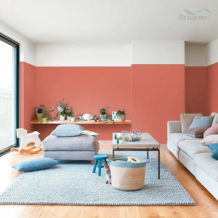 Bruguer Ultra Resist Tester de pintura - Rojo carácter, Mate, 30 ml - Sala de estar con paredes de color coral separadas por una franja blanca de la parte superior blanca de la pared. Habitación infantil decorativa con juguetes.