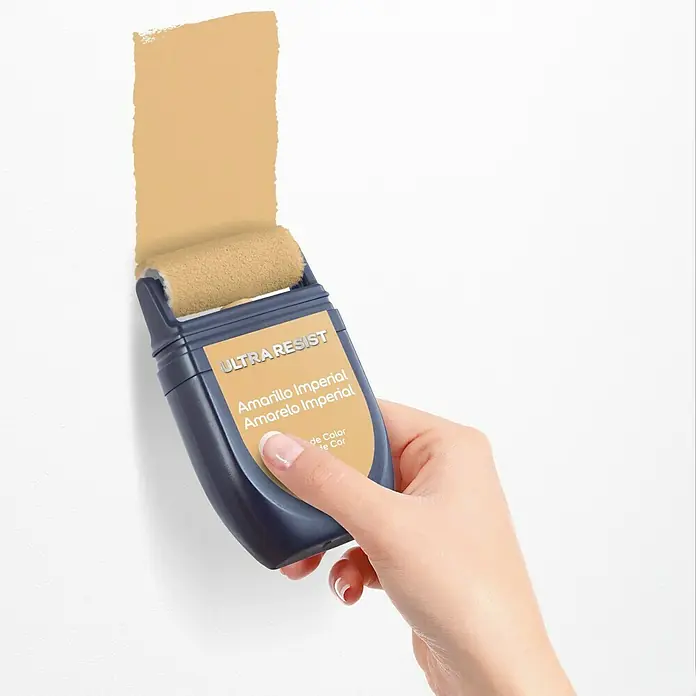Bruguer Ultra Resist Tester de pintura - Amarillo imperial, Mate, 30 ml - Rodillo de pintura manual en amarillo dorado, pintando la pared en "Amarillo Imperial". Herramienta práctica para una aplicación precisa.