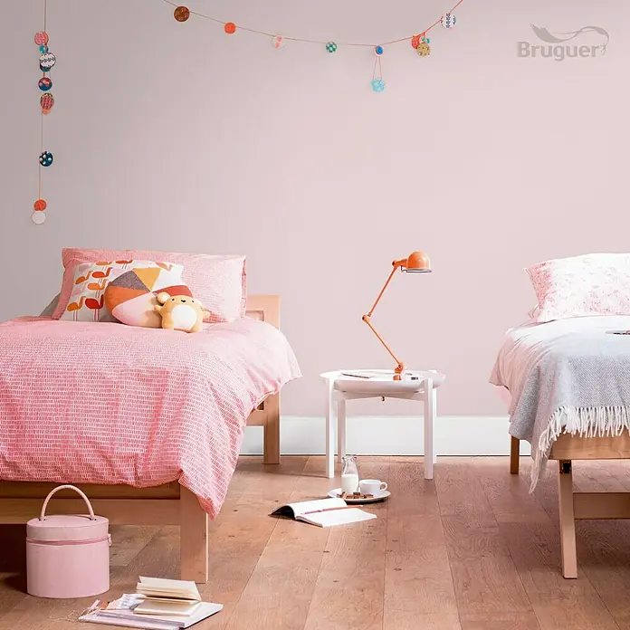 Bruguer Ultra Resist Tester de pintura - Rosa armonía, Mate, 30 ml - Acogedora habitación infantil con dos camas individuales, mesita de noche y decoración lúdica. La pintura de pared Bruguer le da a la habitación un ambiente cálido.