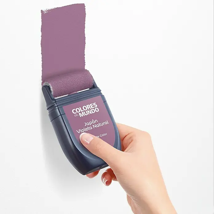 Bruguer Colores del Mundo Tester de pintura - Japón violeta natural, Mate, 30 ml - Elección de color fácil: Una muestra de pintura "Japón Violeta Natural" se aplica directamente a la pared con un práctico rodillo.