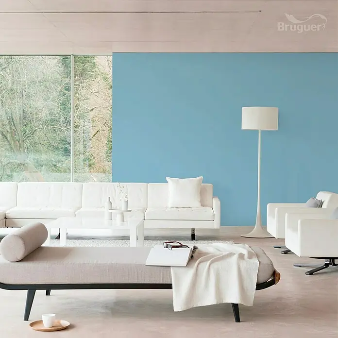 Bruguer Ultra Resist Tester de pintura - Azul real, Mate, 30 ml - Luminoso salón con sofá blanco, sillones y pared turquesa. La pintura Bruguer crea un ambiente elegante.