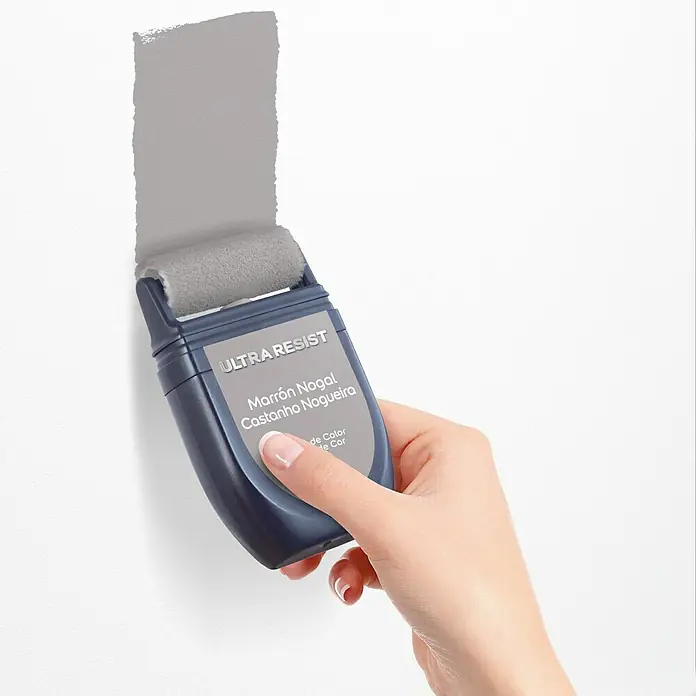 Bruguer Ultra Resist Tester de pintura - Marrón nogal, Mate, 30 ml - Un rodillo de pintura de la marca Ultra Resist en el color Marrón Nogal/Castanho Nogueira que se utiliza en una pared blanca.