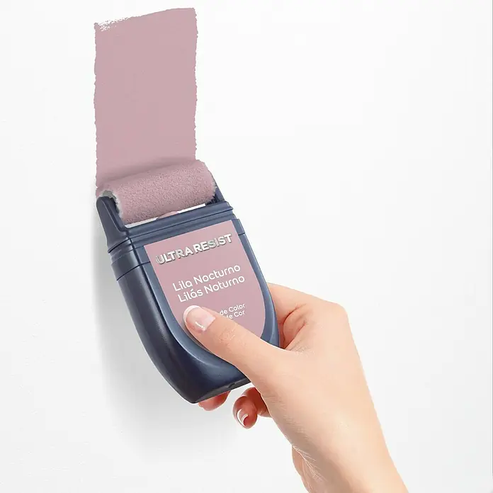 Bruguer Ultra Resist Tester de pintura - Lila nocturno, Mate, 30 ml - Primer plano de un aplicador de pintura Ultra Resist en Lila Nocturno, dejando un rastro de pintura morada en una pared blanca.