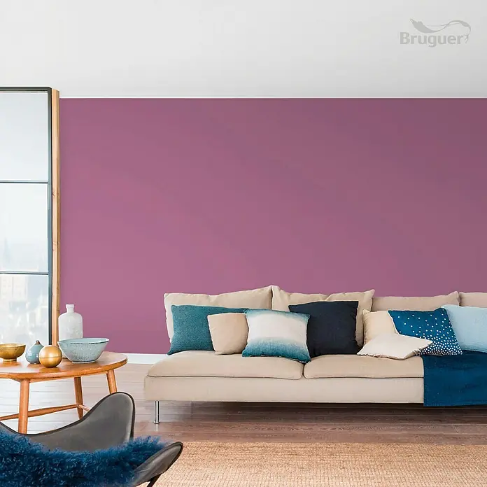 Bruguer Colores del Mundo Tester de pintura - Japón violeta natural, Mate, 30 ml - Pared de salón pintada con pintura Bruguer en un tono rico y cálido, añadiendo un ambiente acogedor al espacio.