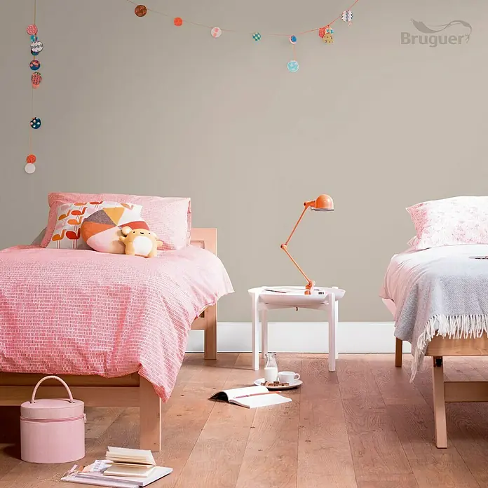 Bruguer Ultra Resist Tester de pintura - Gris testeronce, Mate, 30 ml - Diseño de habitación infantil con dos camas, mesita de noche y guirnaldas, creando un ambiente acogedor y colorido.