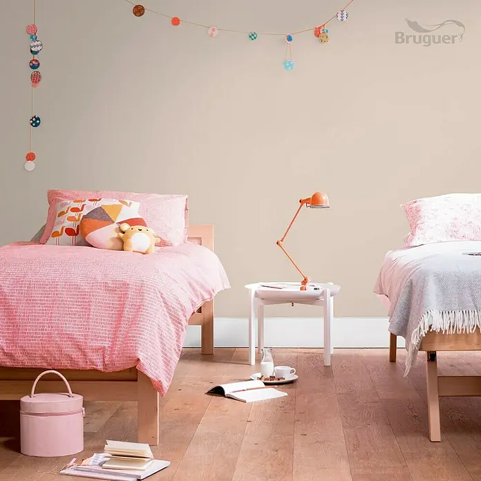 Bruguer Ultra Resist Tester de pintura - Marrón cremoso, Mate, 30 ml - Dormitorio infantil con dos camas individuales, una lámpara naranja y una guirnalda colorida. La habitación irradia calidez.