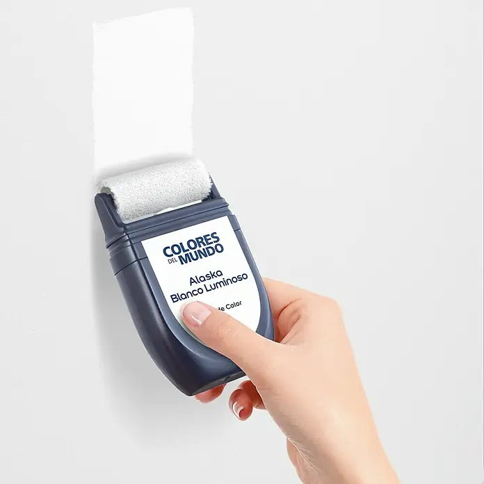 Bruguer Colores del Mundo Tester de pintura - Alaska blanco luminoso, Mate, 30 ml - Primer plano de una muestra de pintura "Colores del Mundo" Alaska Blanco Luminoso aplicada en una pared.