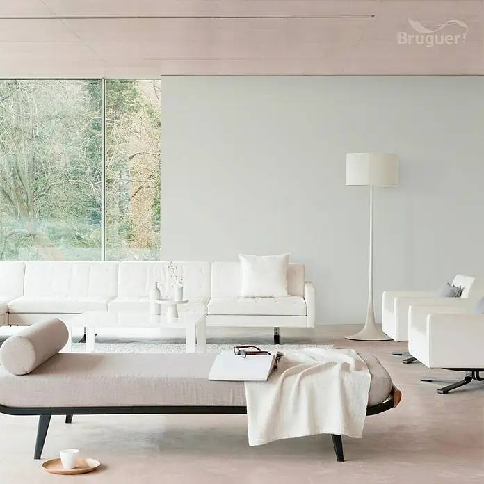 Bruguer Ultra Resist Tester de pintura - Gris neutro, Mate, 30 ml - Interior luminoso con sofá blanco y diván con manta beige, un diseño de espacio habitable moderno y minimalista para momentos relajantes.