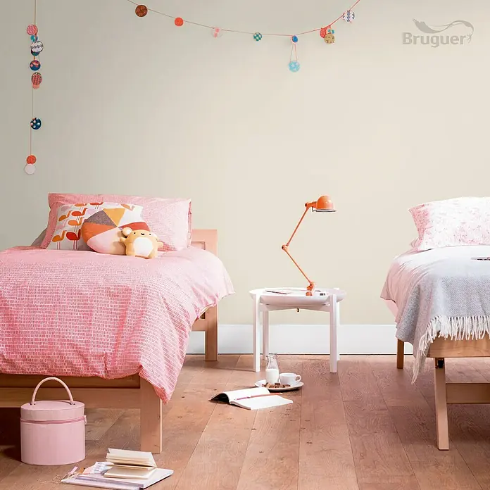 Bruguer Ultra Resist Tester de pintura - Beige noble, Mate, 30 ml - Habitación infantil con dos camas, lámpara de noche, libros y toques rosados. Ambiente acogedor con colores suaves y decoración lúdica.