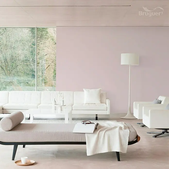 Bruguer Ultra Resist Tester de pintura - Rosa armonía, Mate, 30 ml - Salón luminoso con pintura Bruguer en rosa en la pared, complementado con muebles modernos y fuentes de luz natural para un ambiente relajado.