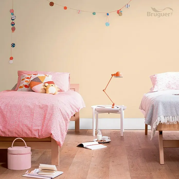Bruguer Ultra Resist Tester de pintura - Amarillo fugaz, Mate, 30 ml - Habitación infantil luminosa con dos camas, una mesa pequeña con lámpara y una guirnalda. La pintura de pared Bruguer crea un ambiente acogedor.