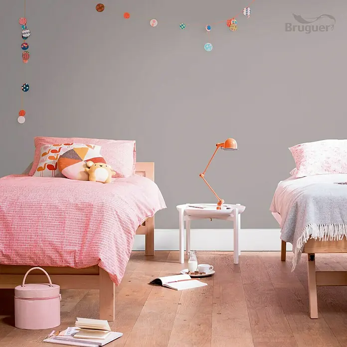 Bruguer Ultra Resist Tester de pintura - Marrón nogal, Mate, 30 ml - Dos camas infantiles en un dormitorio acogedor, con paredes neutras resaltadas por detalles coloridos para un ambiente cálido y acogedor.
