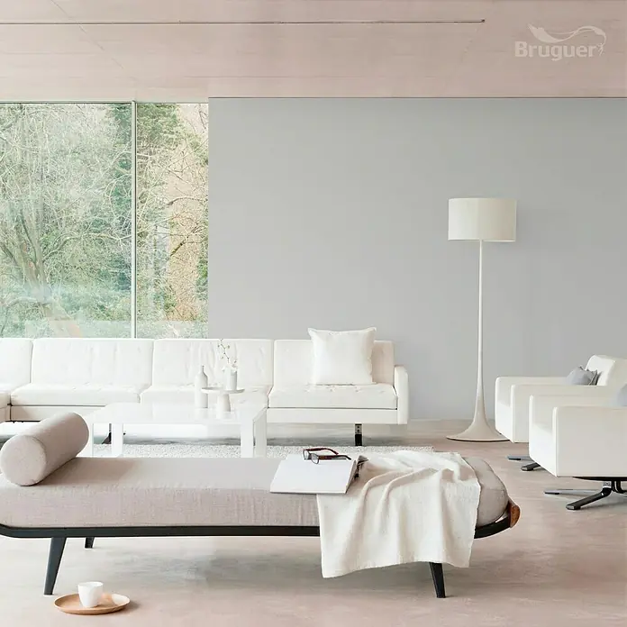 Bruguer Ultra Resist Tester de pintura - Gris clásico, Mate, 30 ml - Diseño de sala de estar moderno y luminoso con sofá blanco, sillones y chaise longue. La pintura de pared de Bruguer confiere al espacio un ambiente tranquilo.