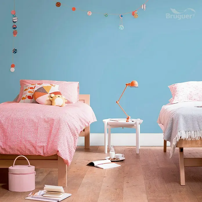 Bruguer Ultra Resist Tester de pintura - Azul real, Mate, 30 ml - Habitación infantil con dos camas, una mesita de noche con lámpara, decoración de bolas y suelo de madera.