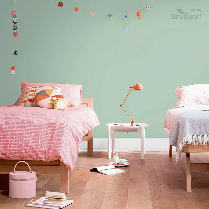 Bruguer Ultra Resist Tester de pintura - Verde envejecido, Mate, 30 ml - Habitación infantil con dos camas, una mesita de noche y accesorios en colores suaves. El color de la pared es un verde menta relajante.