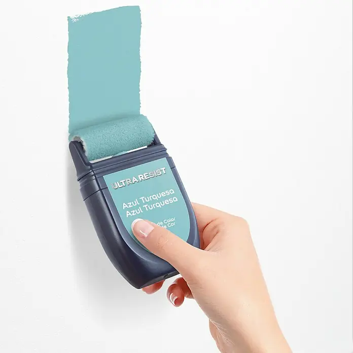 Bruguer Ultra Resist Tester de pintura - Azul turquesa, Mate, 30 ml - Aplicando pintura a la pared: Un rodillo de pintura portátil ULTRA RESIST en color Azul Turquesa se utiliza para pintar la pared.