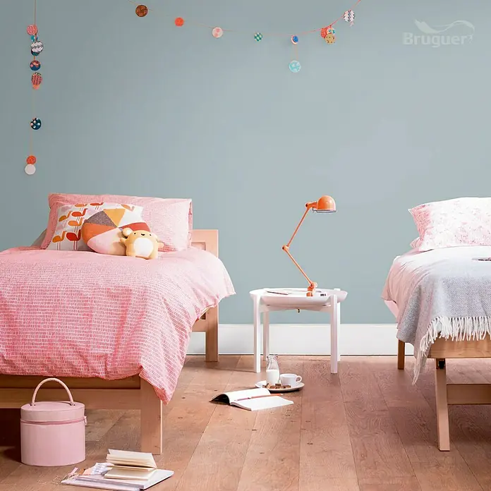 Bruguer Ultra Resist Tester de pintura - Gris polar, Mate, 30 ml - Acogedora habitación infantil con dos camas, una lámpara de noche y decoraciones adorables, perfecta para soñar y jugar.