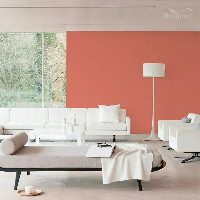 Bruguer Ultra Resist Tester de pintura - Rojo carácter, Mate, 30 ml - Salón luminoso con pared color coral, muebles blancos y un elegante diván. La pintura Bruguer aporta un toque fresco al espacio.