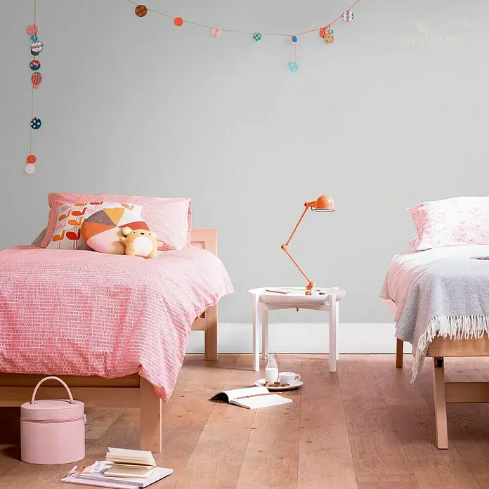 Bruguer Ultra Resist Tester de pintura - Gris clásico, Mate, 30 ml - Dos camas con ropa de cama y una mesita de noche con una lámpara, crean un ambiente acogedor.