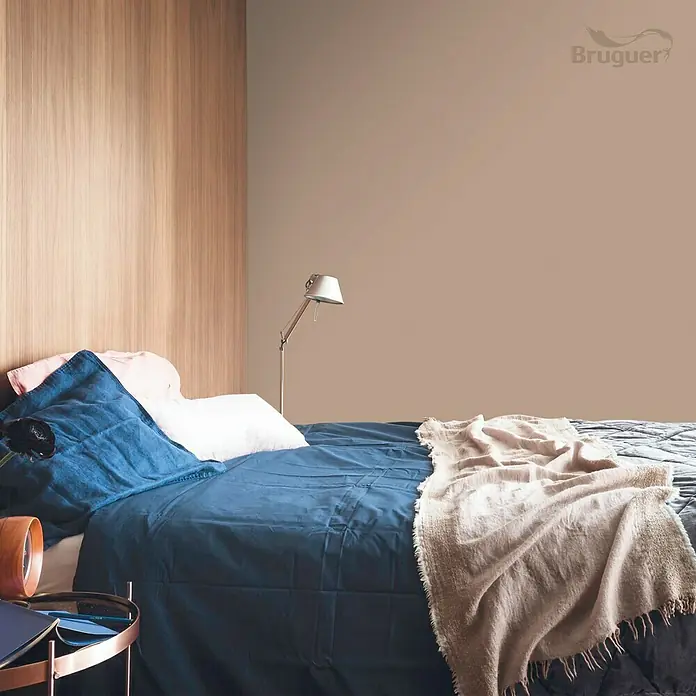 Bruguer Colores del Mundo Tester de pintura - Kenia marrón natural, Mate, 30 ml - Un dormitorio con una pared en un cálido color terroso de pintura Bruguer, que crea un ambiente acogedor y agradable.