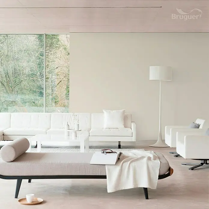Bruguer Ultra Resist Tester de pintura - Beige noble, Mate, 30 ml - Luminoso salón con muebles blancos y pintura de pared Bruguer, creando un ambiente acogedor. La habitación es moderna y agradable.