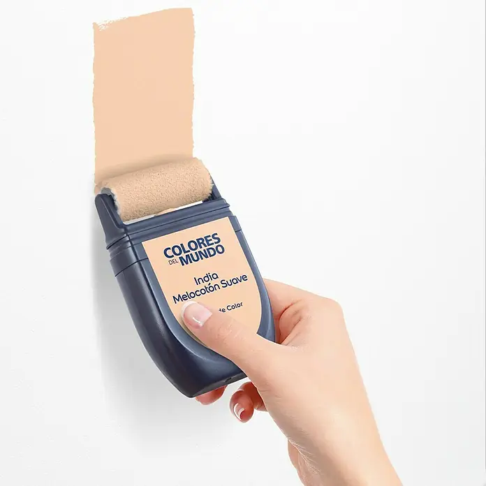 Bruguer Colores del Mundo Tester de pintura - India melocotón suave, Mate, 30 ml - Primer plano del rodillo de pintura Colores del Mundo en color "India Melocotón Suave" aplicado sobre una pared blanca.