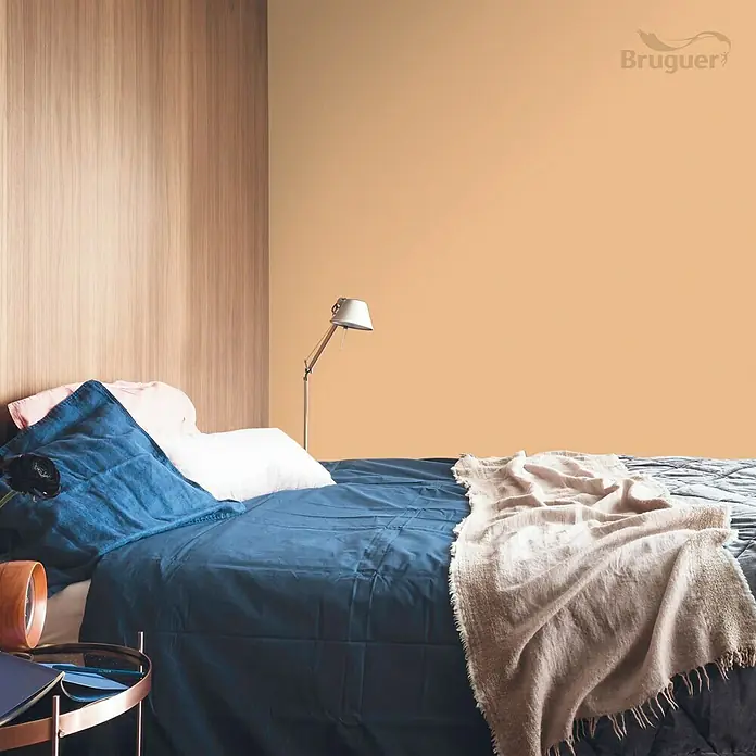 Bruguer Colores del Mundo Tester de pintura - India melocotón intermedio, Mate, 30 ml - Dormitorio con cama y pintura de pared Bruguer, creando un ambiente cálido y acogedor.