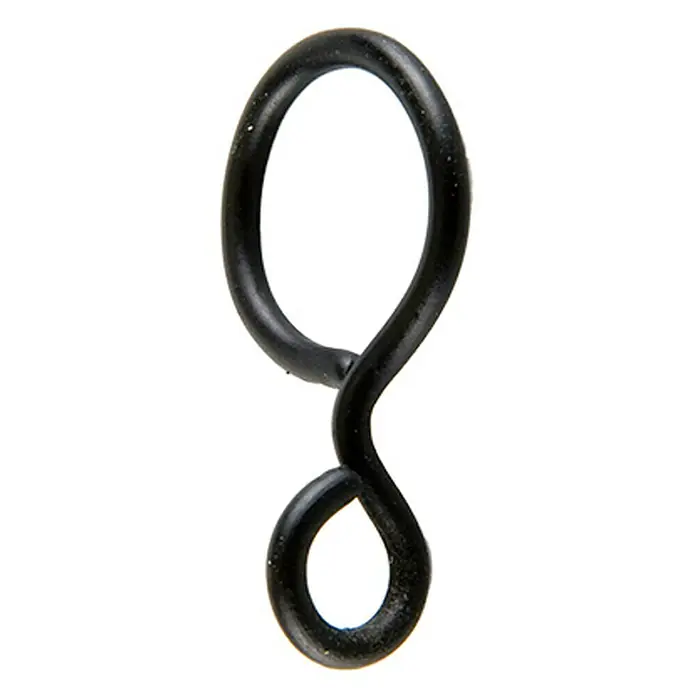 Anilla para cortinas con gancho Ideas 12 - Negro, 6 ud. - Primer plano de un conector negro retorcido, con forma de un ocho estilizado, que muestra detalles de la superficie.