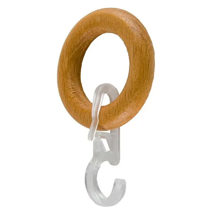 Anilla para cortinas Ideas 12 haya - 6 ud. - Primer plano de una anilla de cortina de madera con un gancho de plástico transparente para colgar cortinas.
