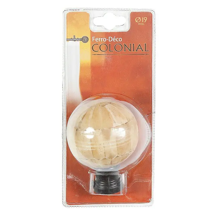 Tapa final Colonial Esfera - Beige, 1 ud. - Primer plano de un remate de barra de cortina Ferro-Déco Colonial en un paquete de plástico transparente sobre un fondo naranja.