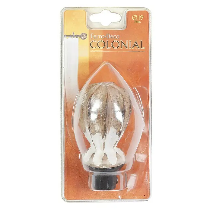 Tapa final Colonial Globo - Blanco, 1 ud. - Primer plano de un extremo de barra de cortina "Ferro-Deco Colonial" en su embalaje. El embalaje presenta un esquema de color dorado a naranja y destaca el remate decorativo.