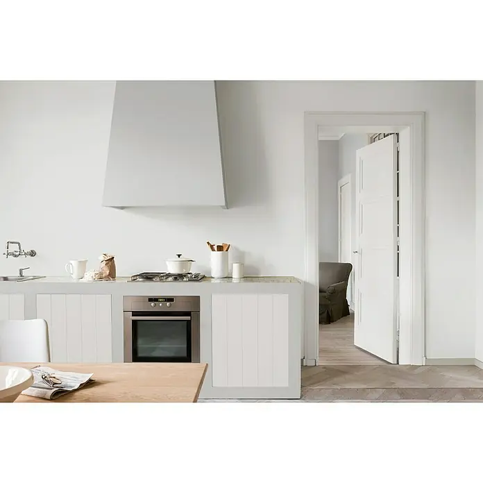 Bruguer Colores del Mundo Tester de pintura - Alaska blanco luminoso, Mate, 30 ml - Cocina luminosa con campana extractora, horno empotrado y puerta blanca al salón. Un diseño elegante para un hogar moderno.
