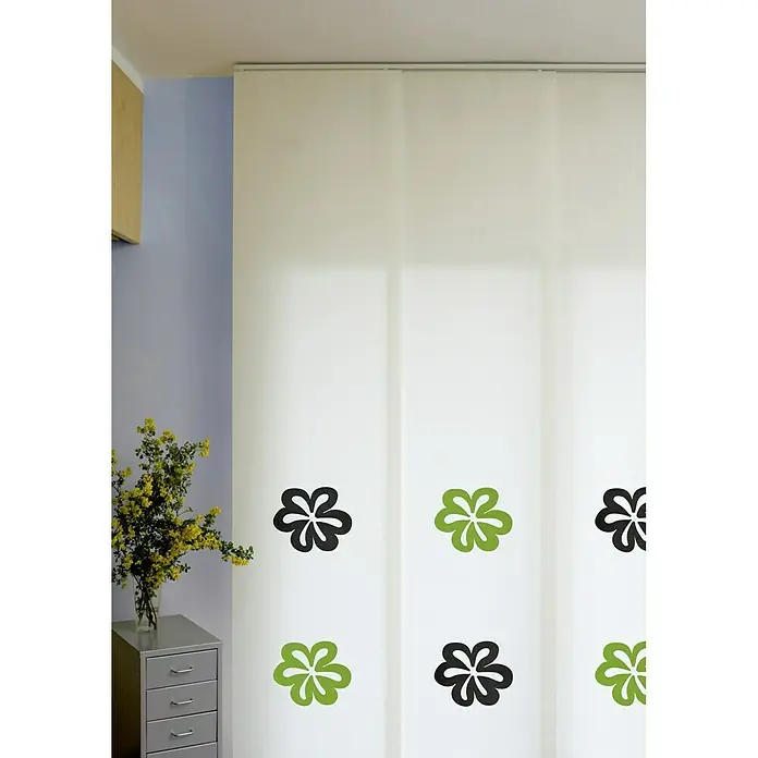 Vinilo de pared Flor - Verde, Textil - La imagen muestra una cortina de panel deslizante moderna con motivos florales estilizados en negro y verde, que añade un toque fresco a una habitación.