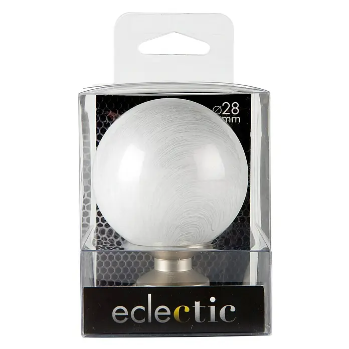 Tapa final Esfera - Blanco-Plata, 1 ud. - Primer plano de un terminal de barra de cortina Eclectic, que se muestra en un embalaje de plástico transparente.